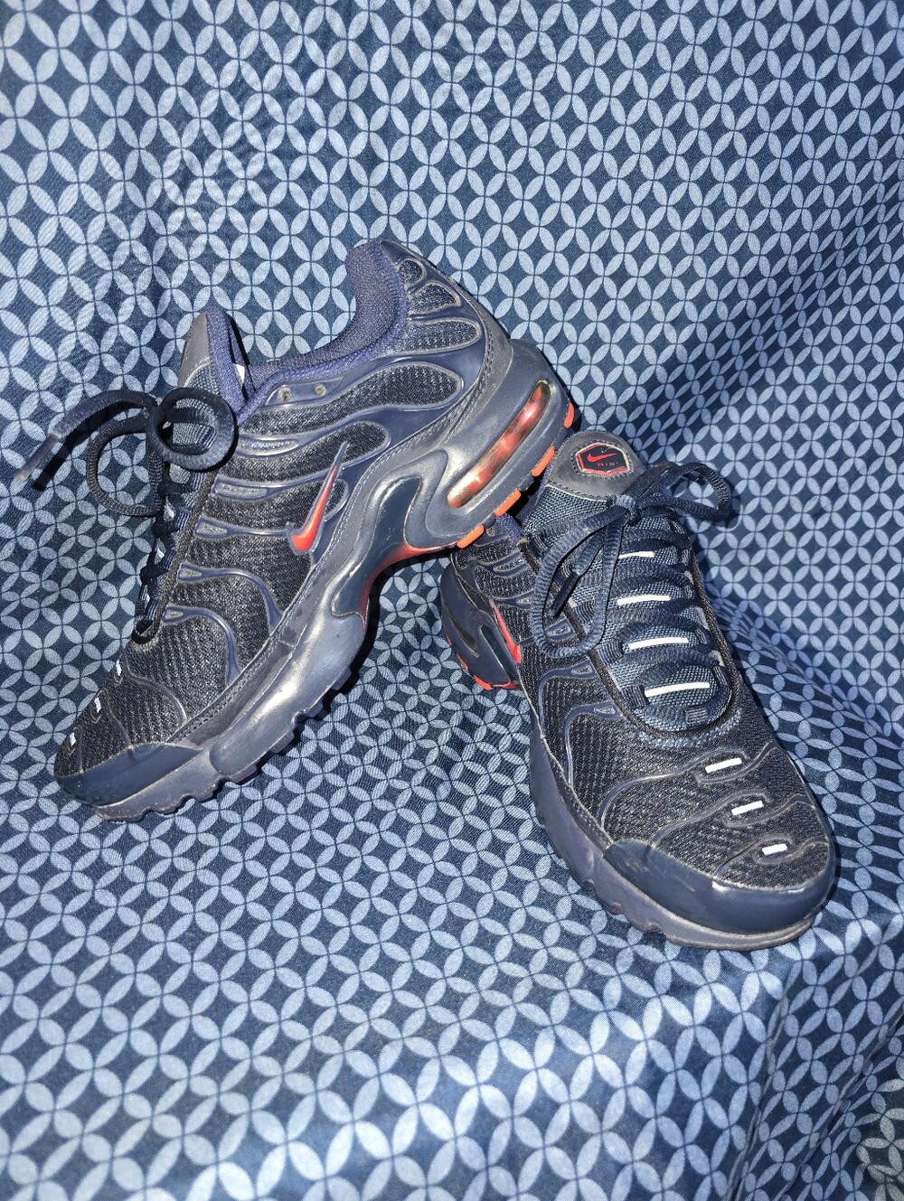 Nike - Big Kids 6.5Y. Air Max Navy Blue Sneakers with Red Accents.